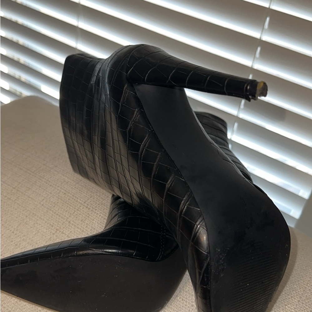 Elegant Black Croc-Embossed Women's Heels
